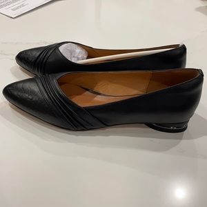 Women’s 8.5 black pointed toe flat